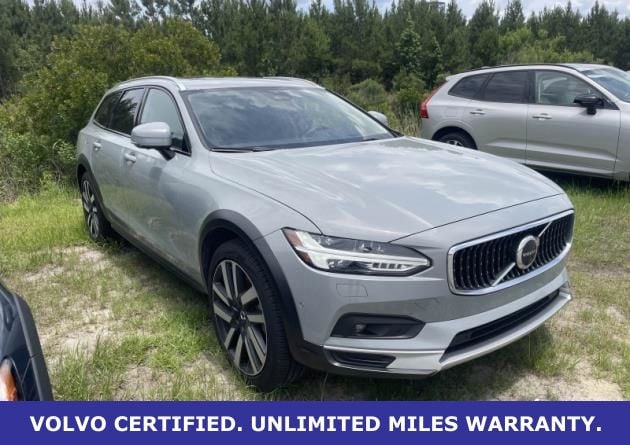 Gray (Vapour Grey Metallic) 2025 Volvo V90 Cross Country B6 Ultra AWD Wagon All-Wheel Drive Automatic