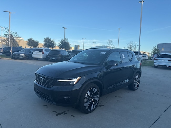 2025 Volvo XC40 B5 Plus Dark Theme SUV