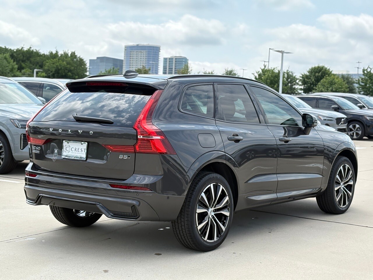 2025 Volvo XC60 B5 Plus photo 4