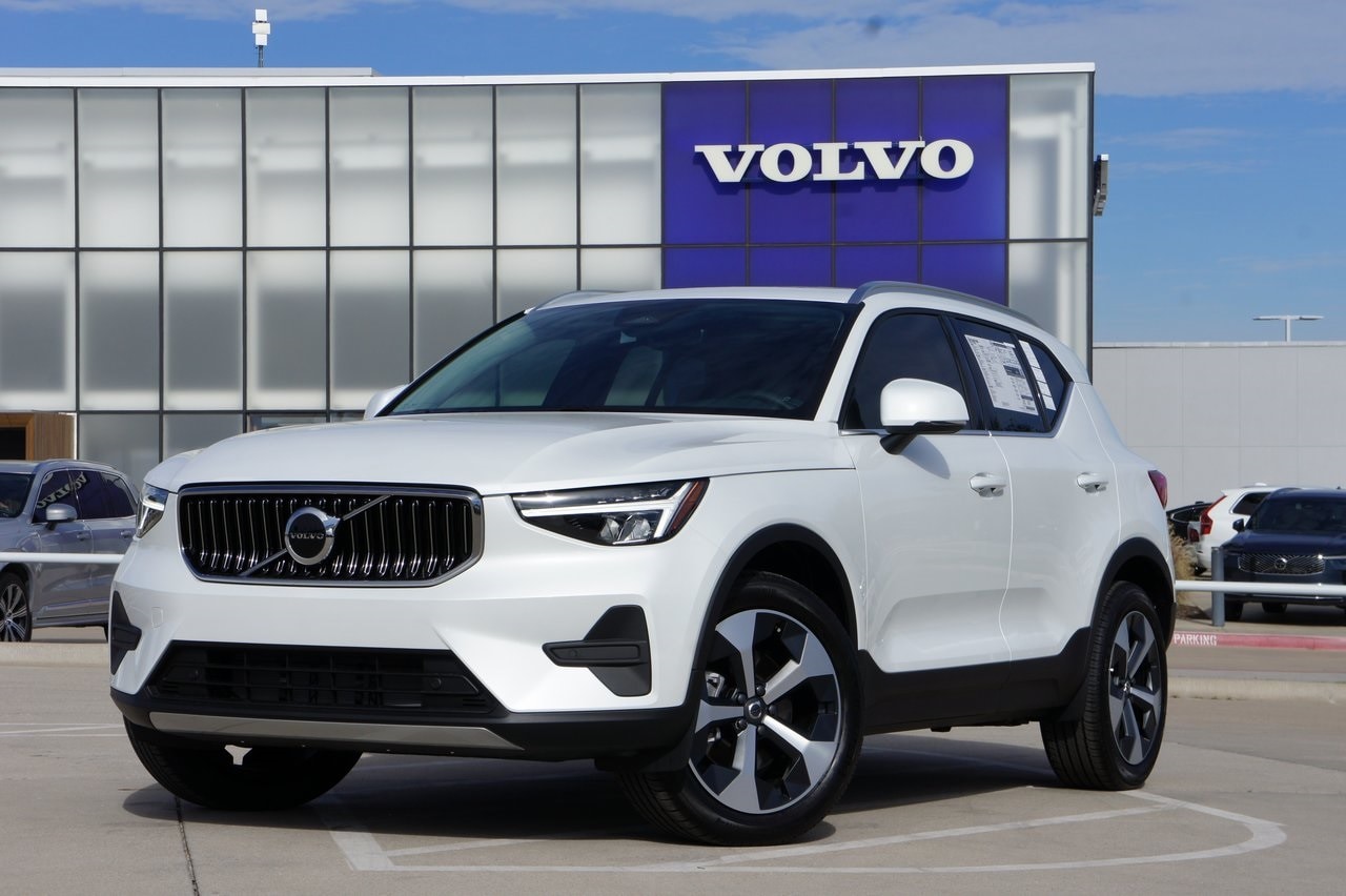 2025 Volvo XC40 B5 Core Bright Theme