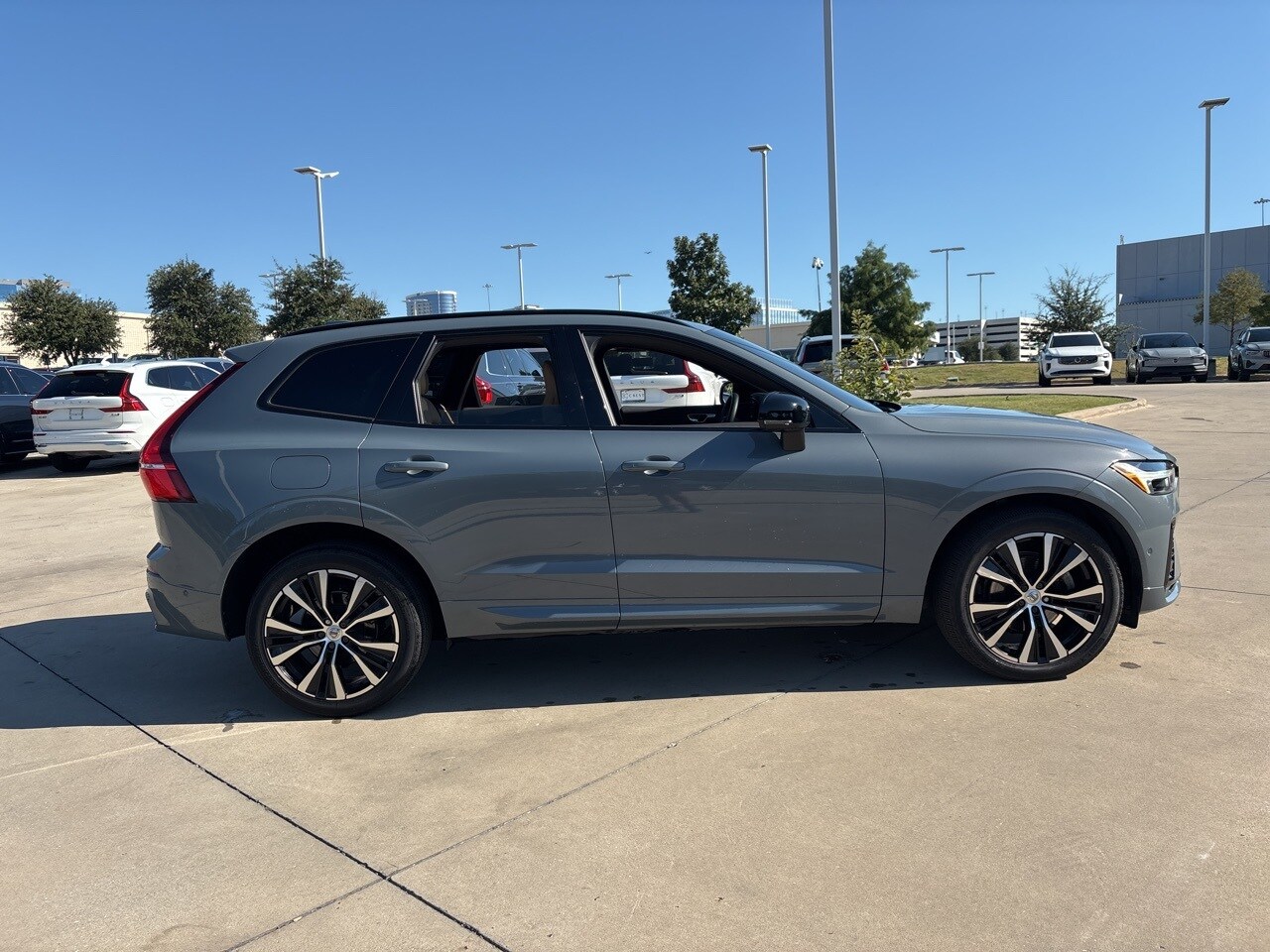 2023 Volvo XC60 B5 Ultimate photo 4