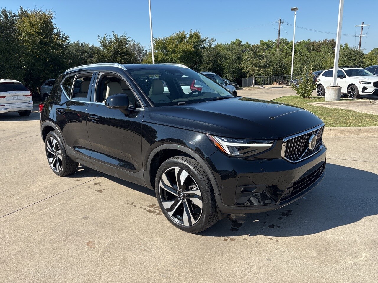 2024 Volvo XC40 Plus photo 2