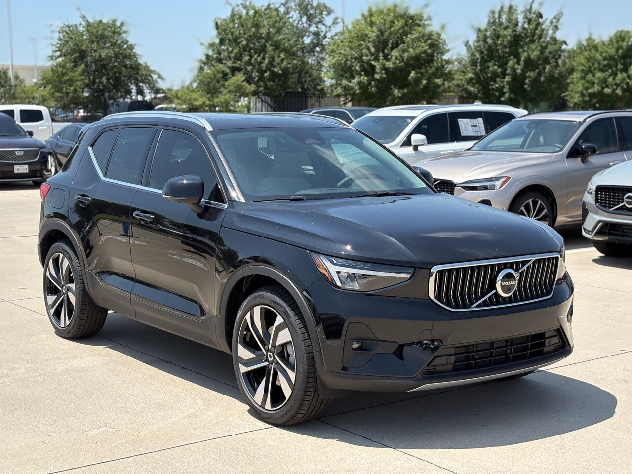 2025 Volvo XC40 Plus photo 3