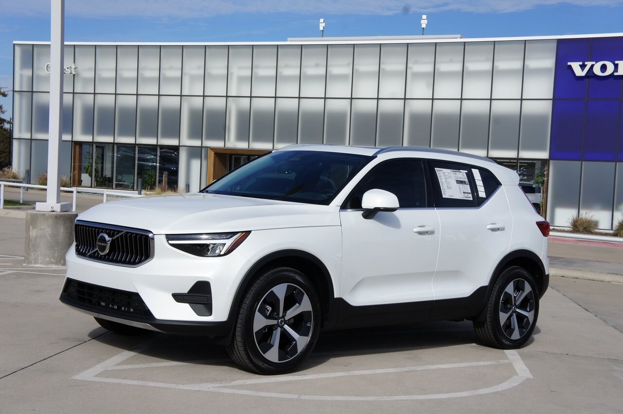 2025 Volvo XC40 Core photo 2