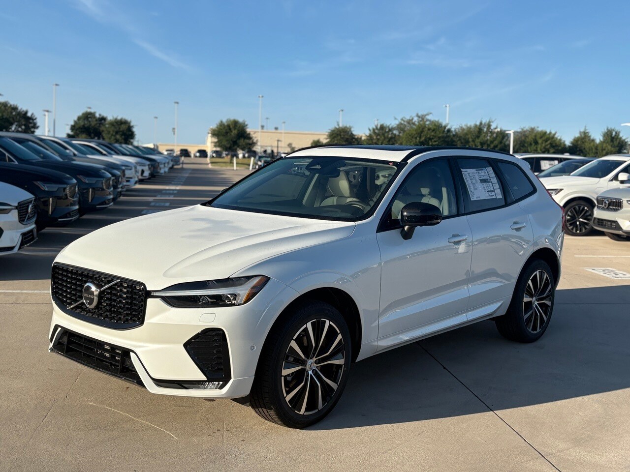 2025 Volvo XC60 B5 Plus photo 2