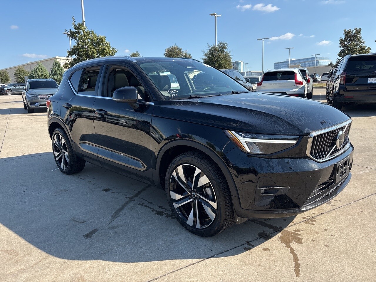 2025 Volvo XC40 Plus photo 2