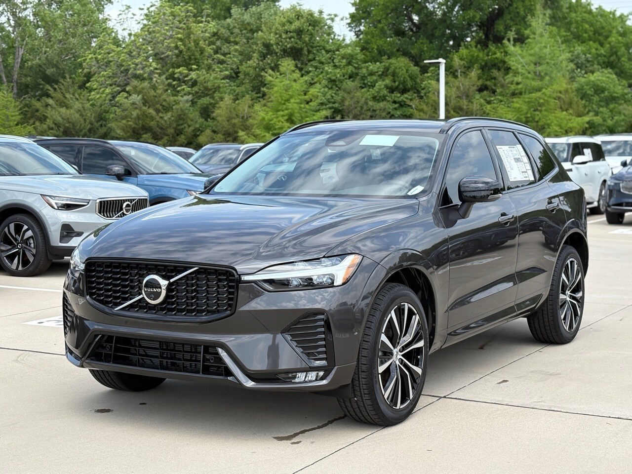 2025 Volvo XC60 B5 Plus photo 2
