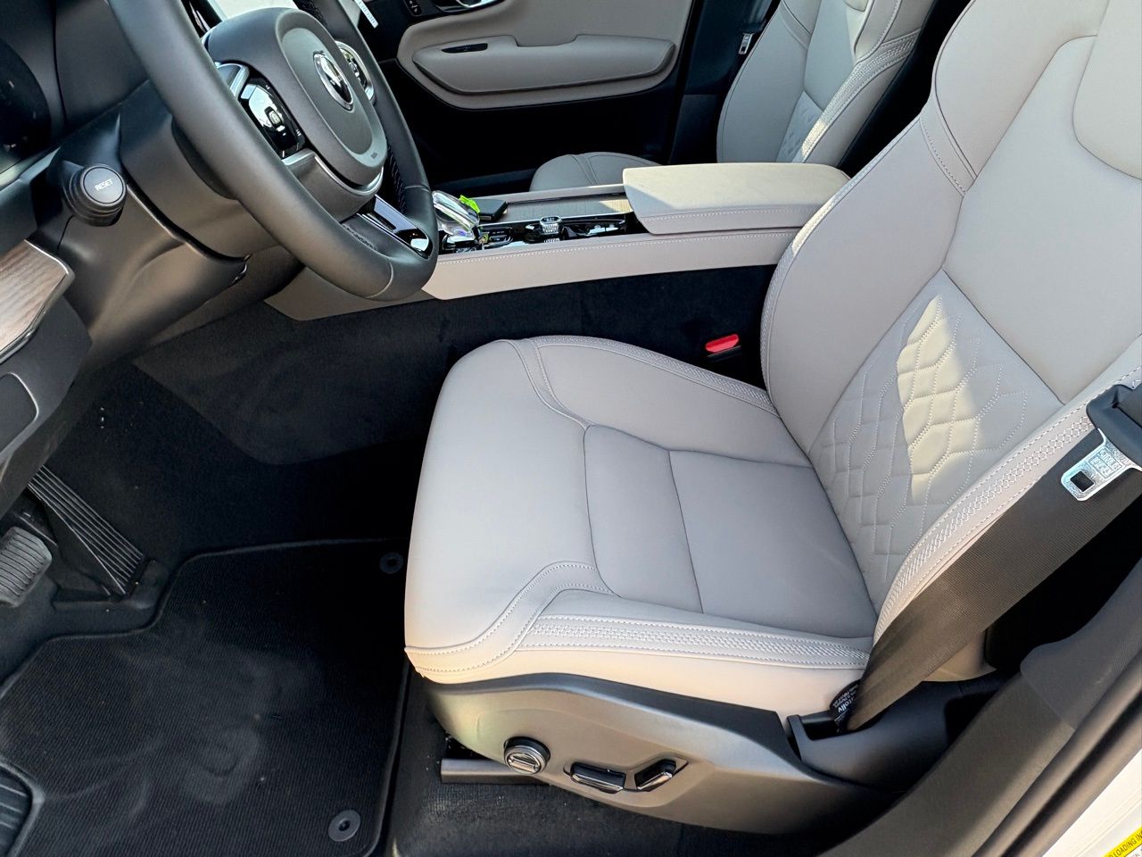 2026 Volvo XC90 Plus - Photo 18