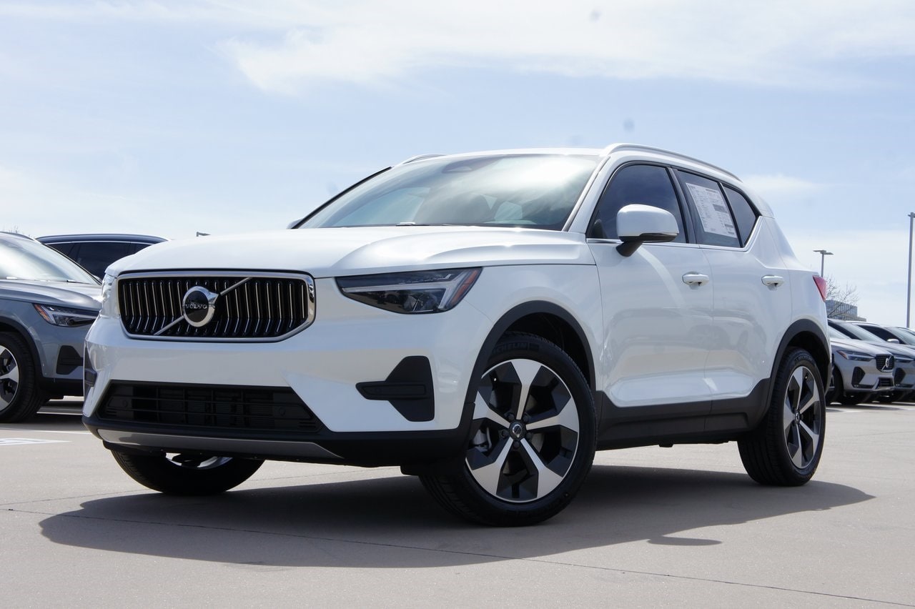 2025 Volvo XC40 B5 Core Bright Theme