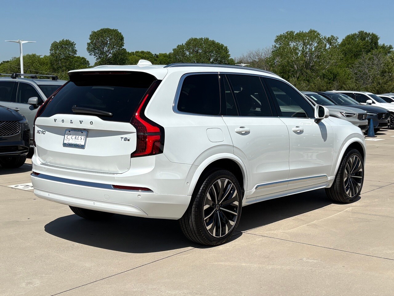 2025 Volvo XC90 T8 Plus photo 4