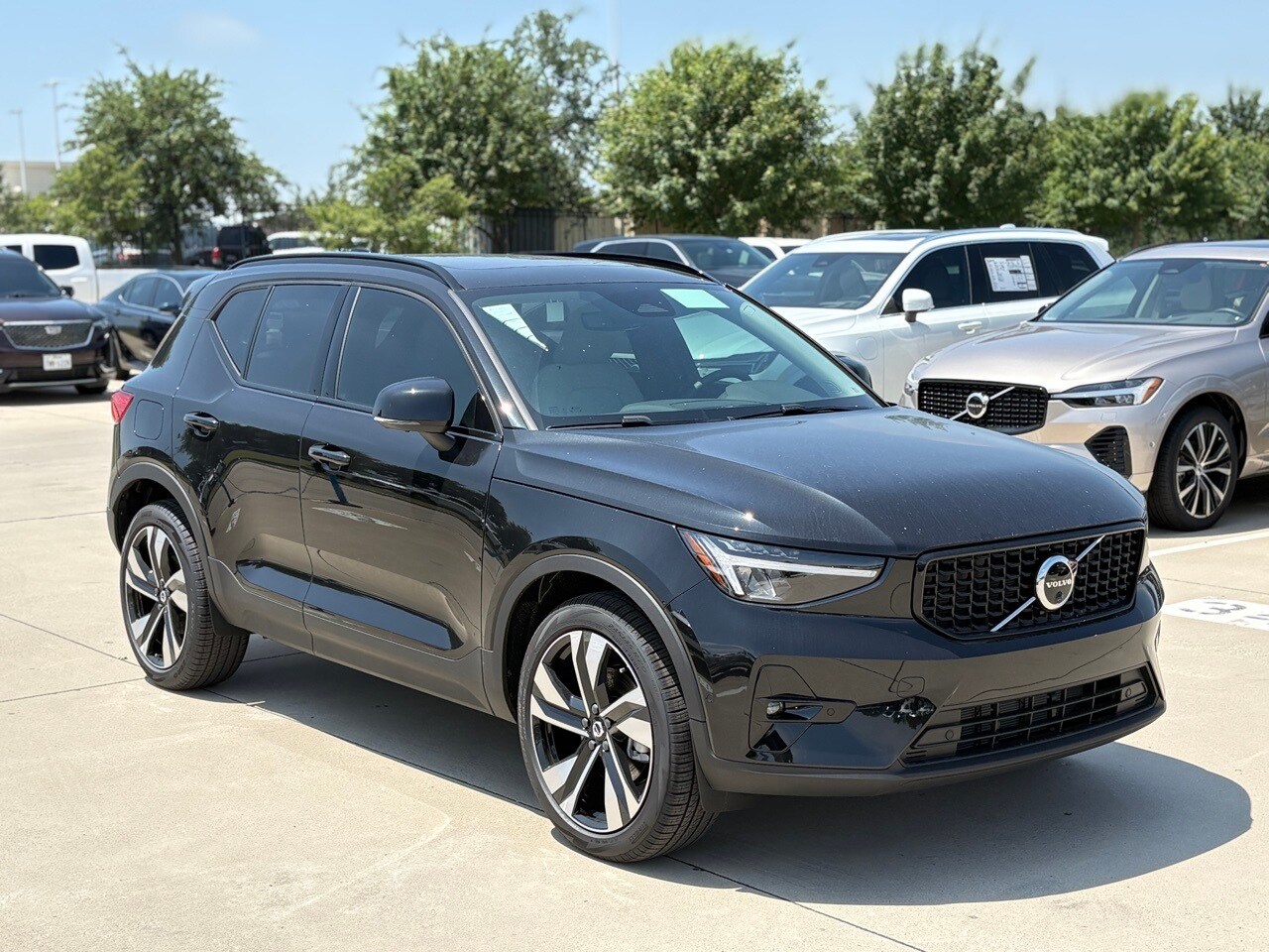 2025 Volvo XC40 Plus photo 3