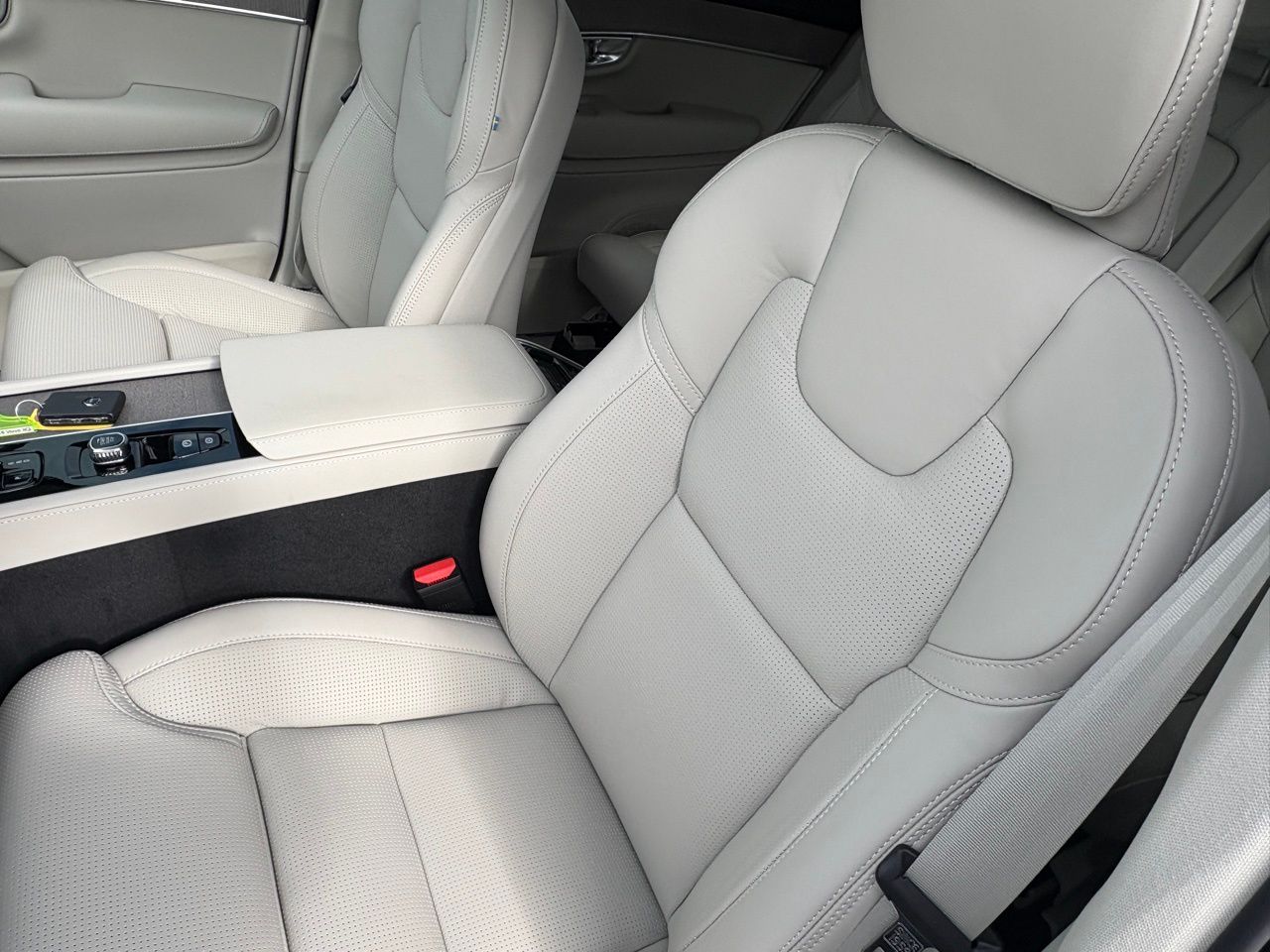 2026 Volvo XC90 Ultra - Photo 16