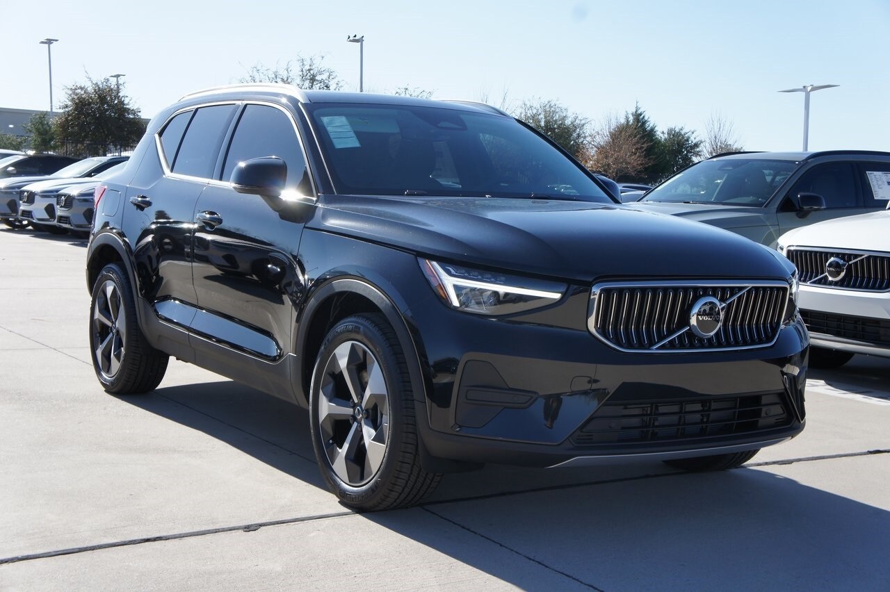 2025 Volvo XC40 Core photo 3