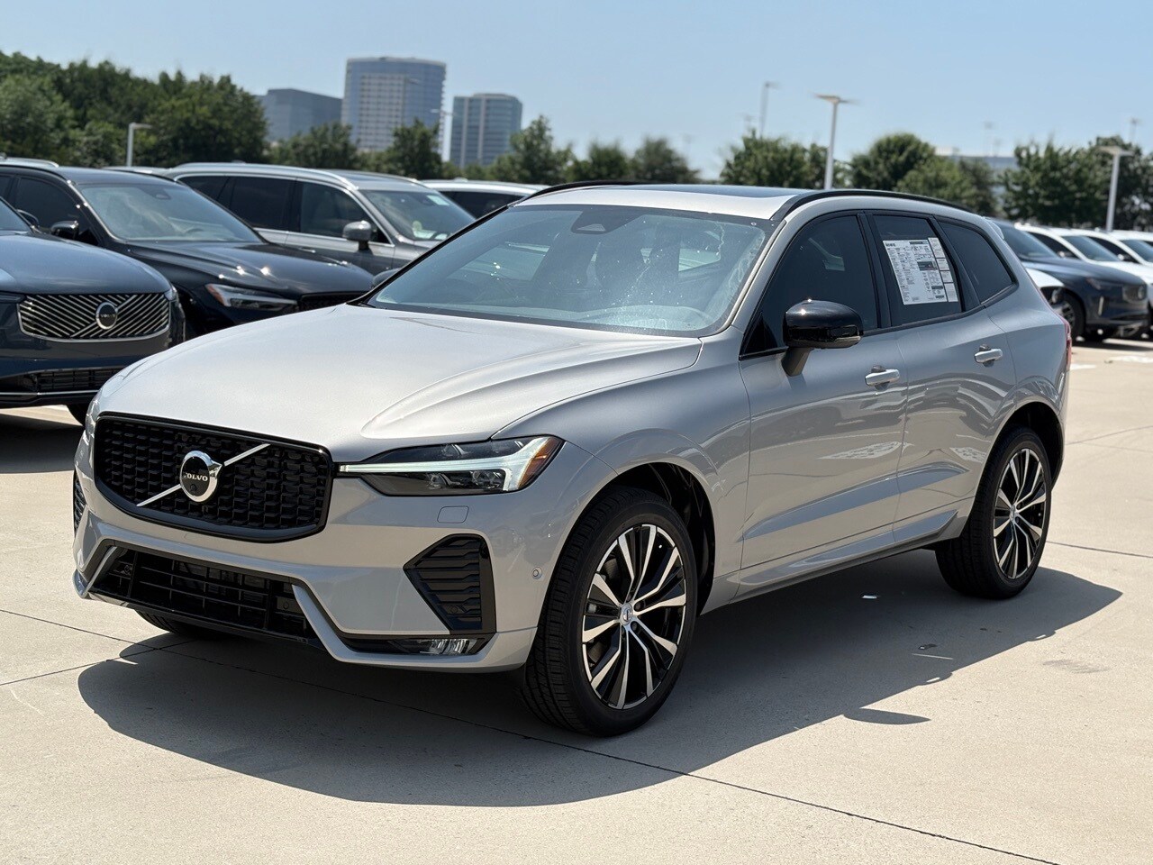 2025 Volvo XC60 B5 Plus photo 2