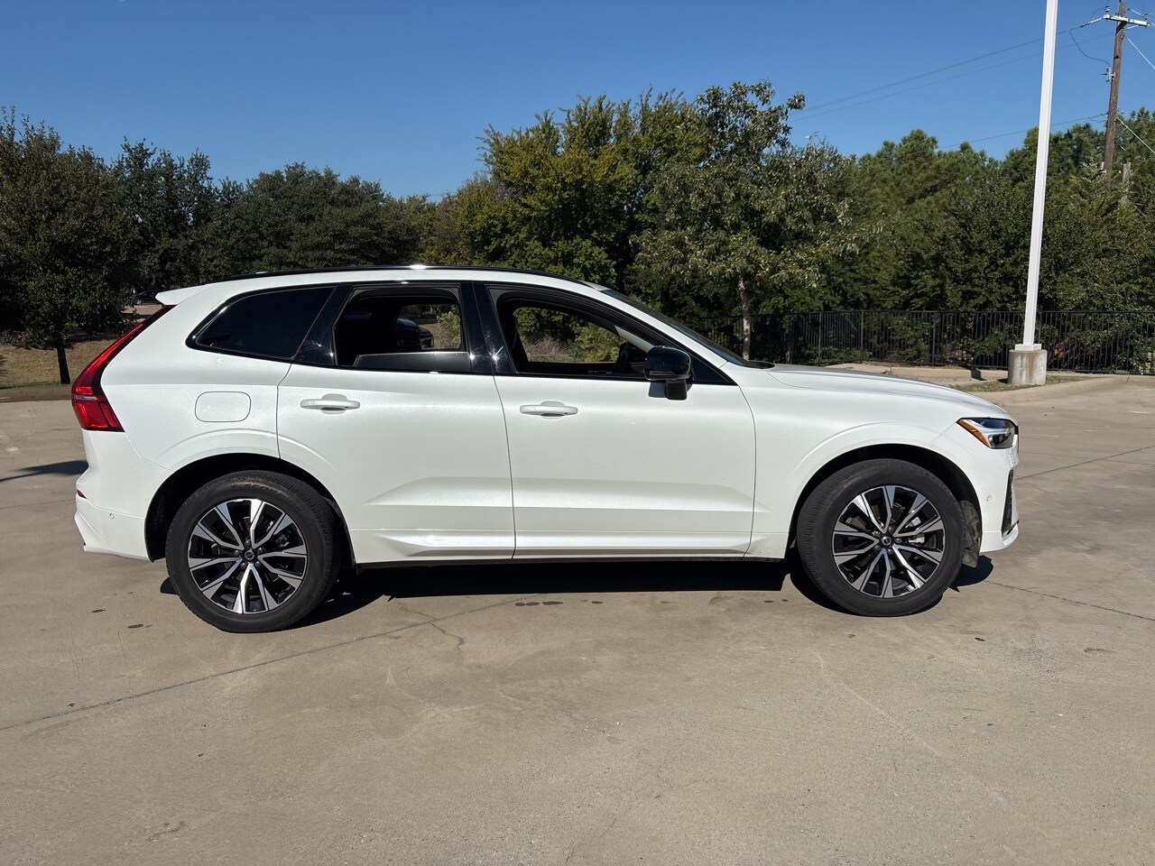 2024 Volvo XC60 B5 Plus photo 4