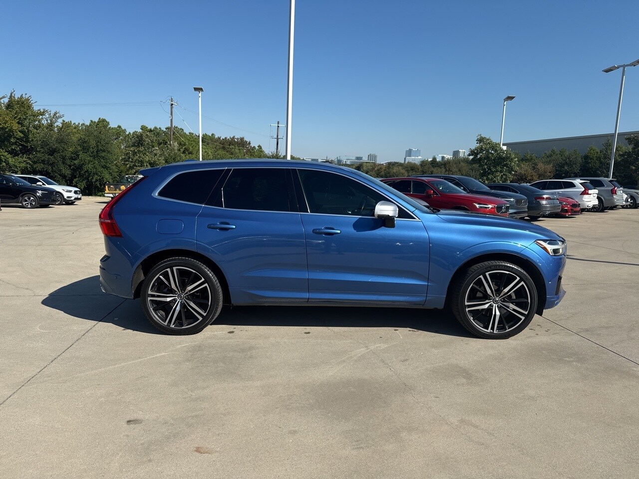 2019 Volvo XC60 T5 R-Design photo 4