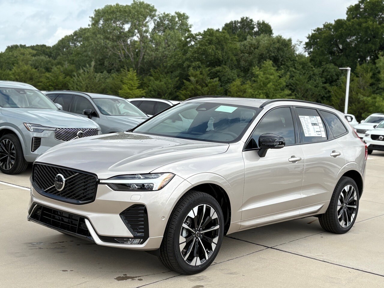 2026 Volvo XC60 B5 Plus photo 2