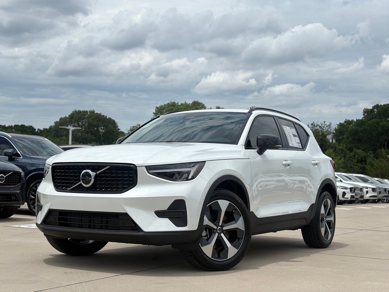 2026 Volvo XC40 Core photo 2