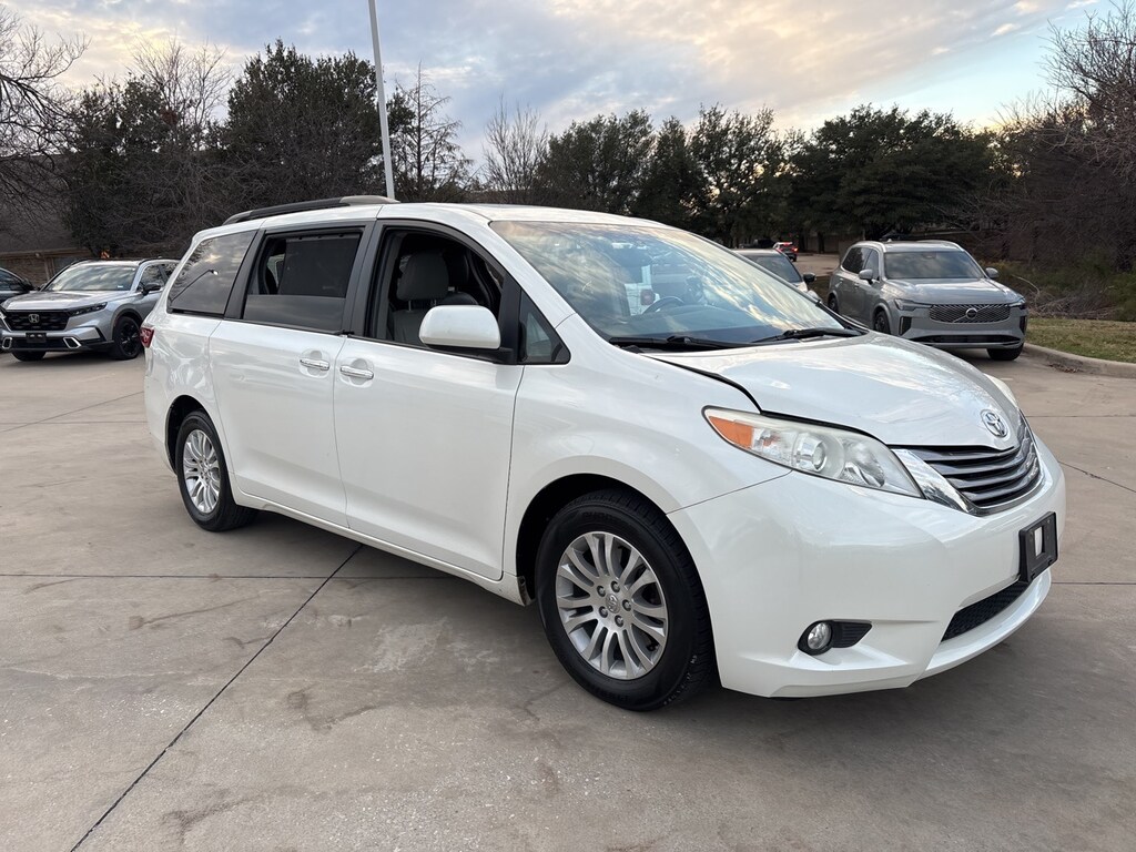 Used 2017 Toyota Sienna XLE Minivan/Van