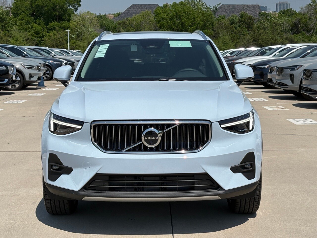 2025 Volvo XC40 photo 3