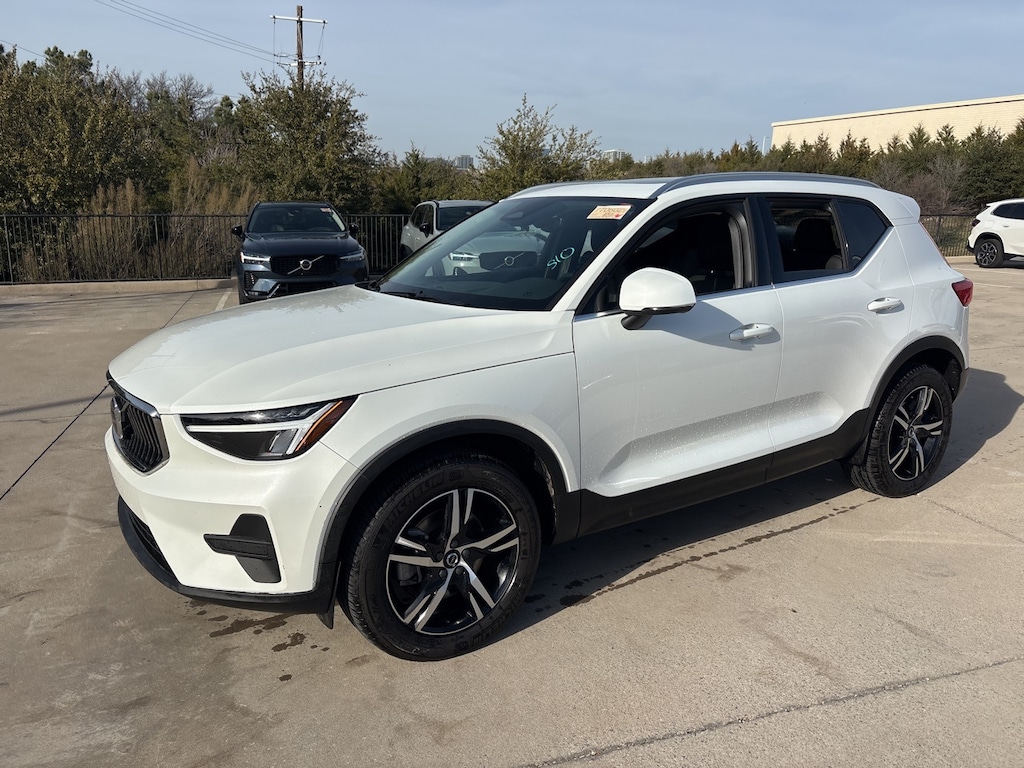 Certified 2025 Volvo XC40 B5 AWD SUV
