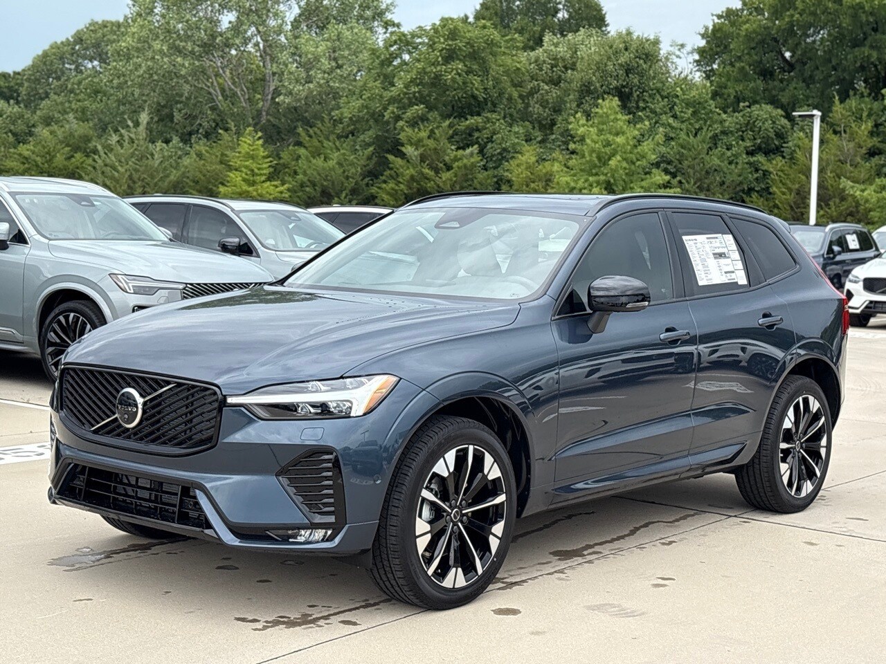 2026 Volvo XC60 B5 Plus photo 3