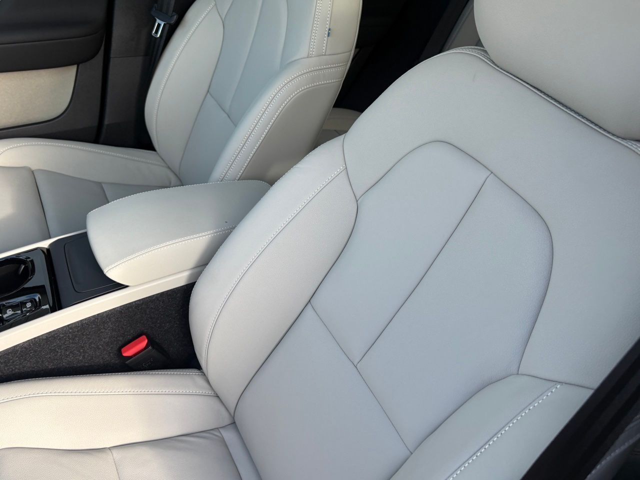 2026 Volvo XC40 Plus - Photo 17