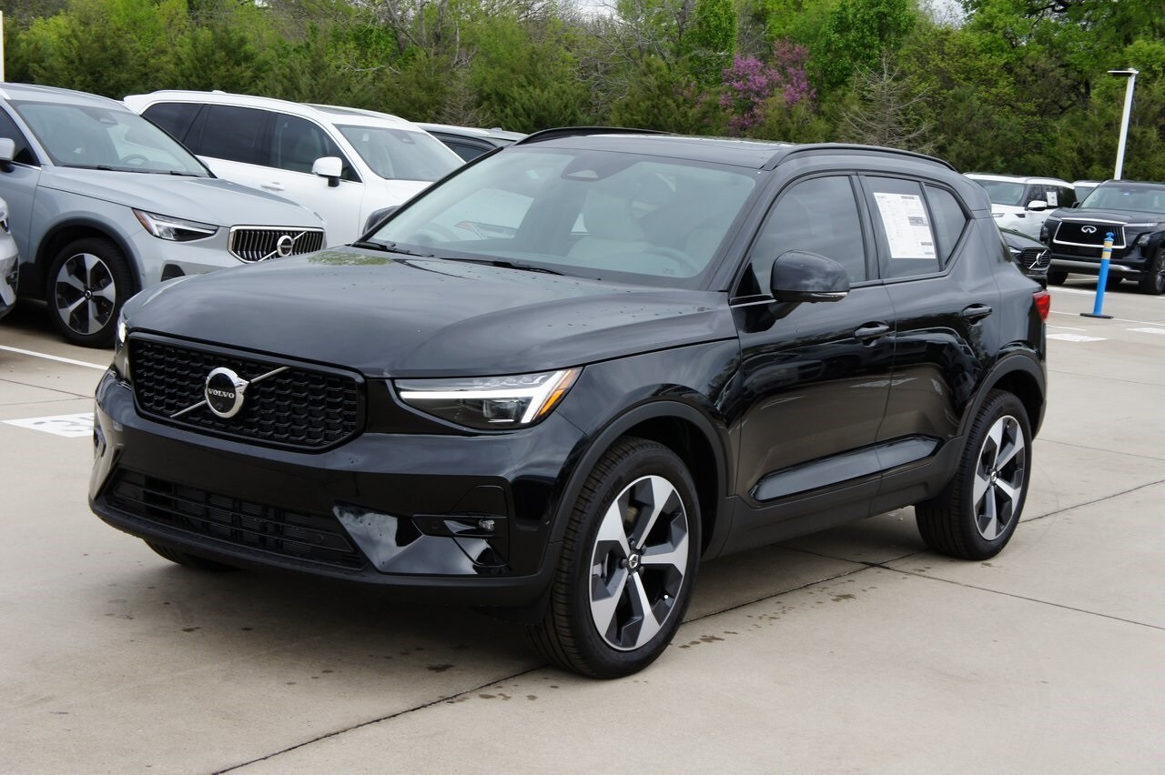 2025 Volvo XC40 Plus photo 2