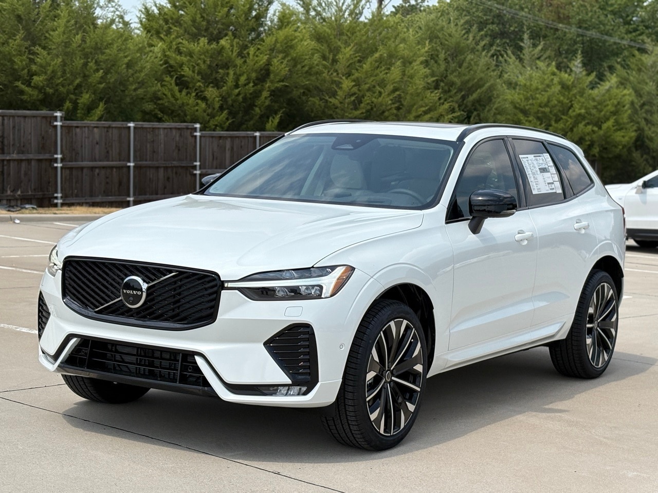 2026 Volvo XC60 B5 photo 3