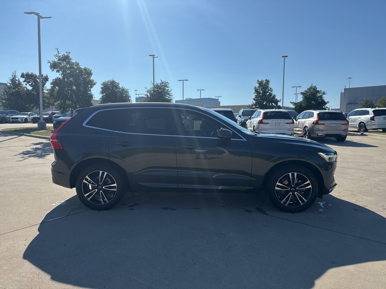 2021 Volvo XC60 T5 Momentum photo 3