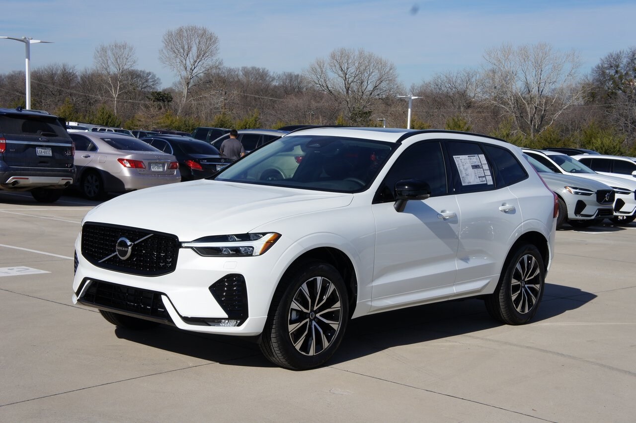2025 Volvo XC60 B5 Core photo 2