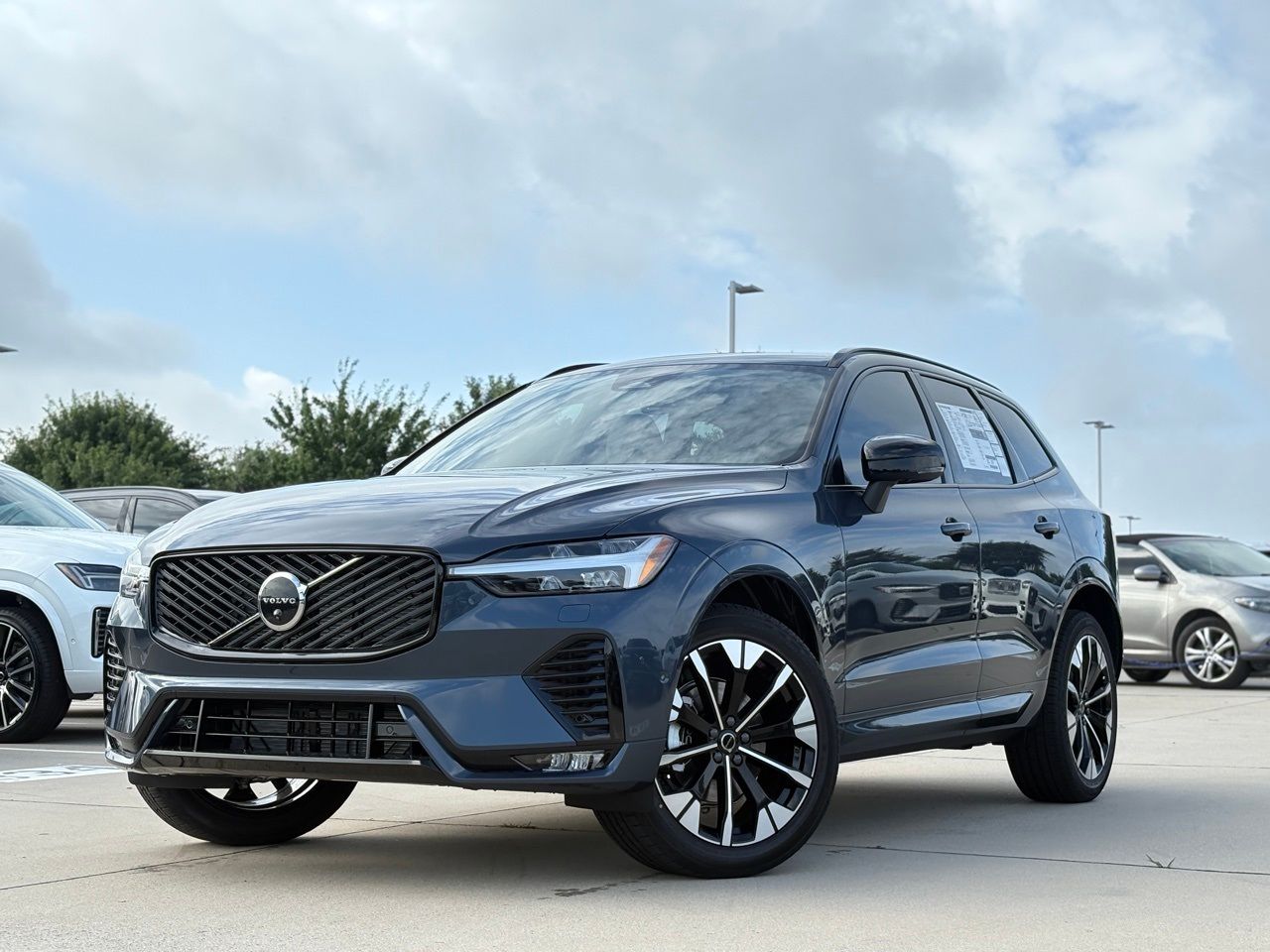 2026 Volvo XC60 B5 Plus Dark AWD's photo
