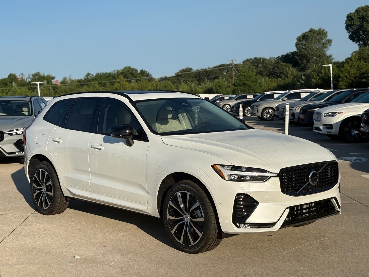 2025 Volvo XC60 B5 Plus photo 3