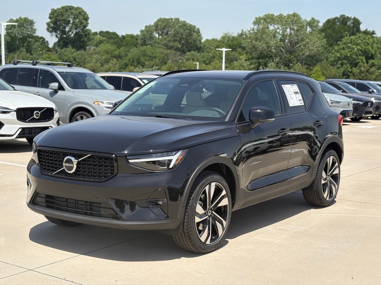 2025 Volvo XC40 Plus photo 3
