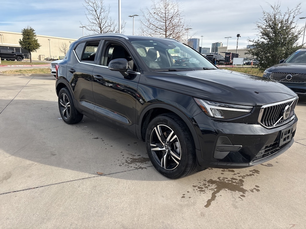 Certified 2025 Volvo XC40 B5 AWD SUV