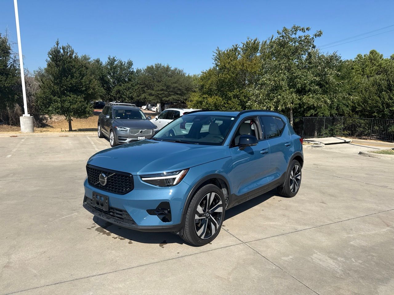 Used 2025 Volvo XC40 B5 Ultra Dark Theme