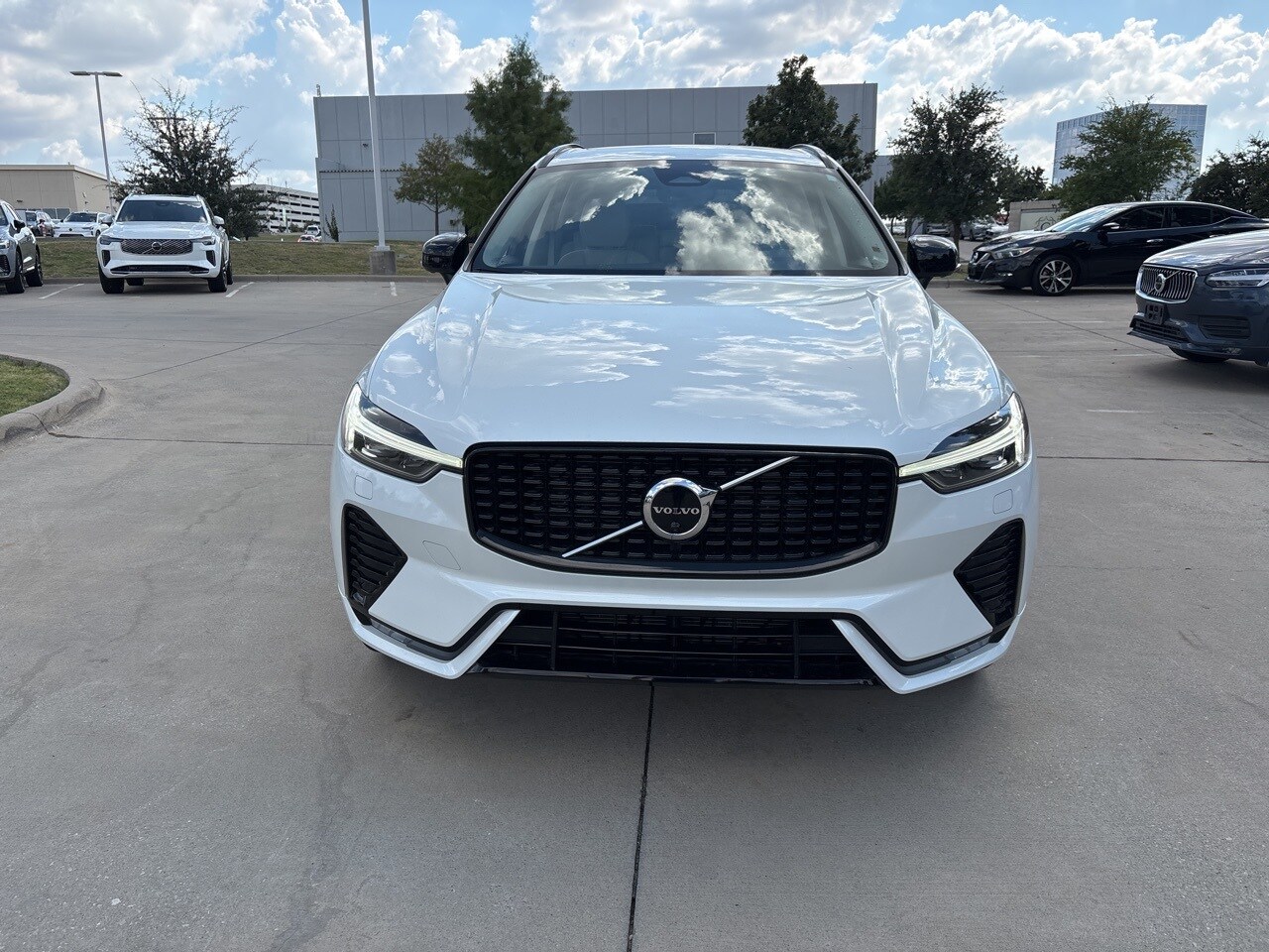 2023 Volvo XC60 B5 Plus photo 2