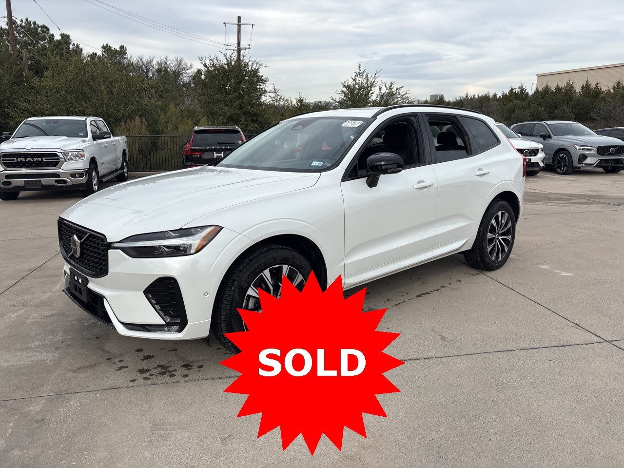 2025 Volvo XC60 Plus's photo