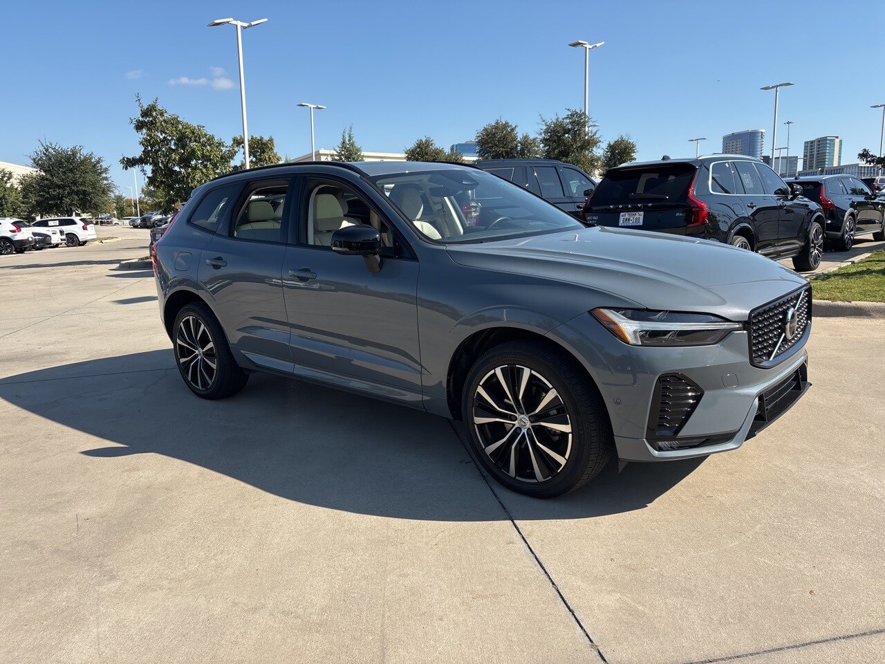 2023 Volvo XC60 B5 Plus photo 2