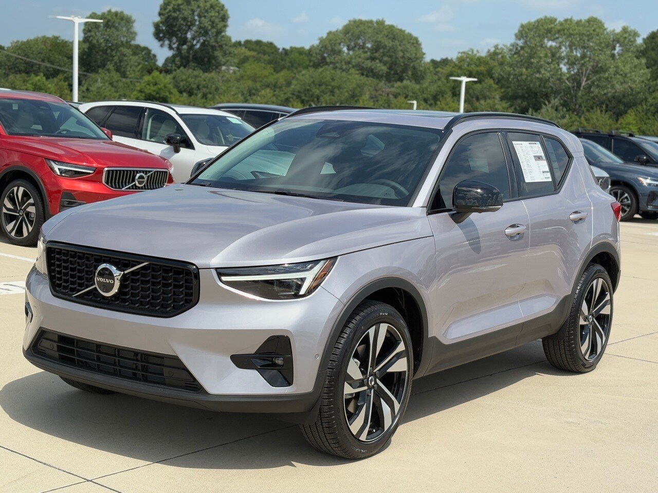 2026 Volvo XC40 photo 2