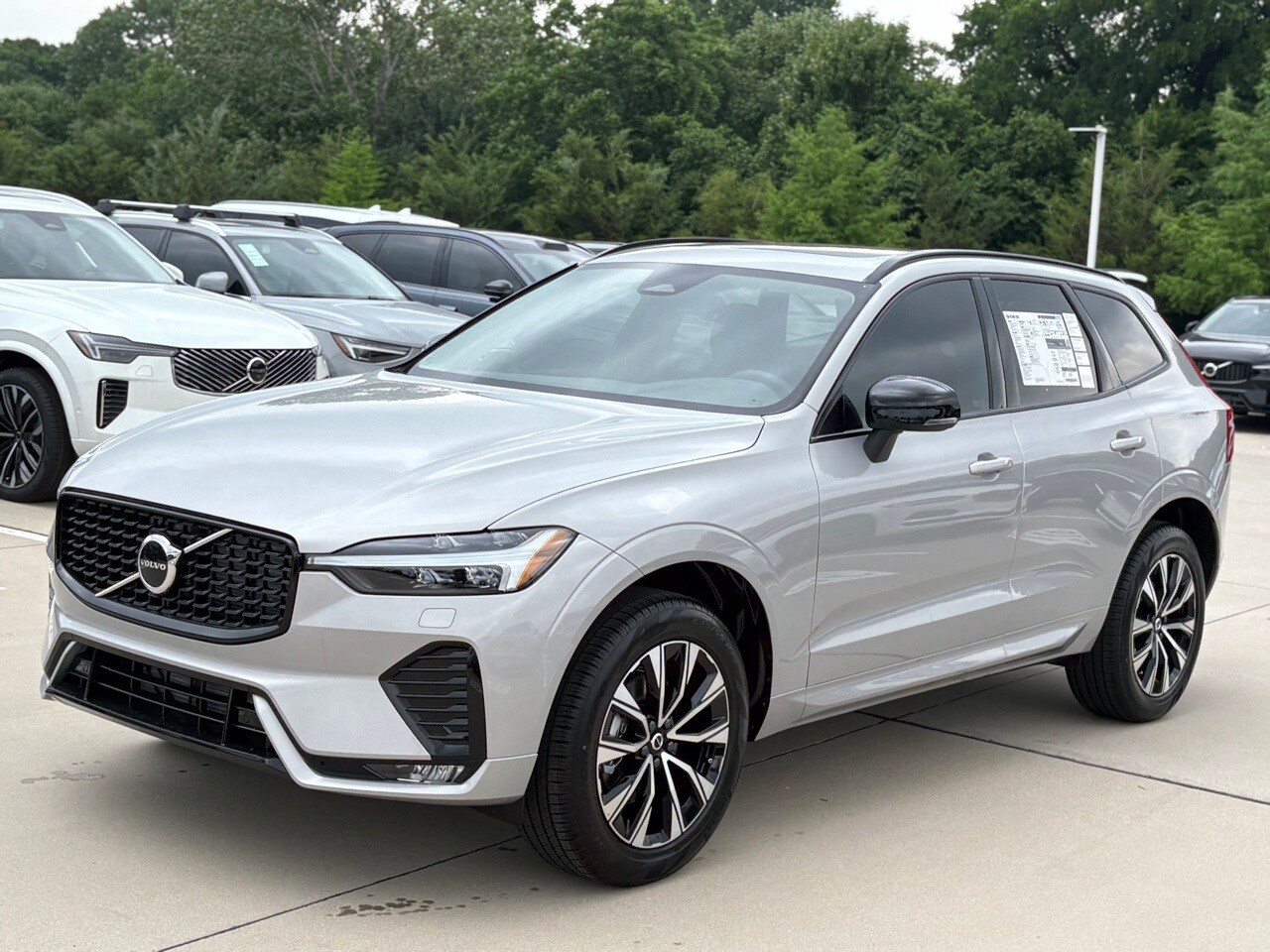 2025 Volvo XC60 B5 Core photo 2