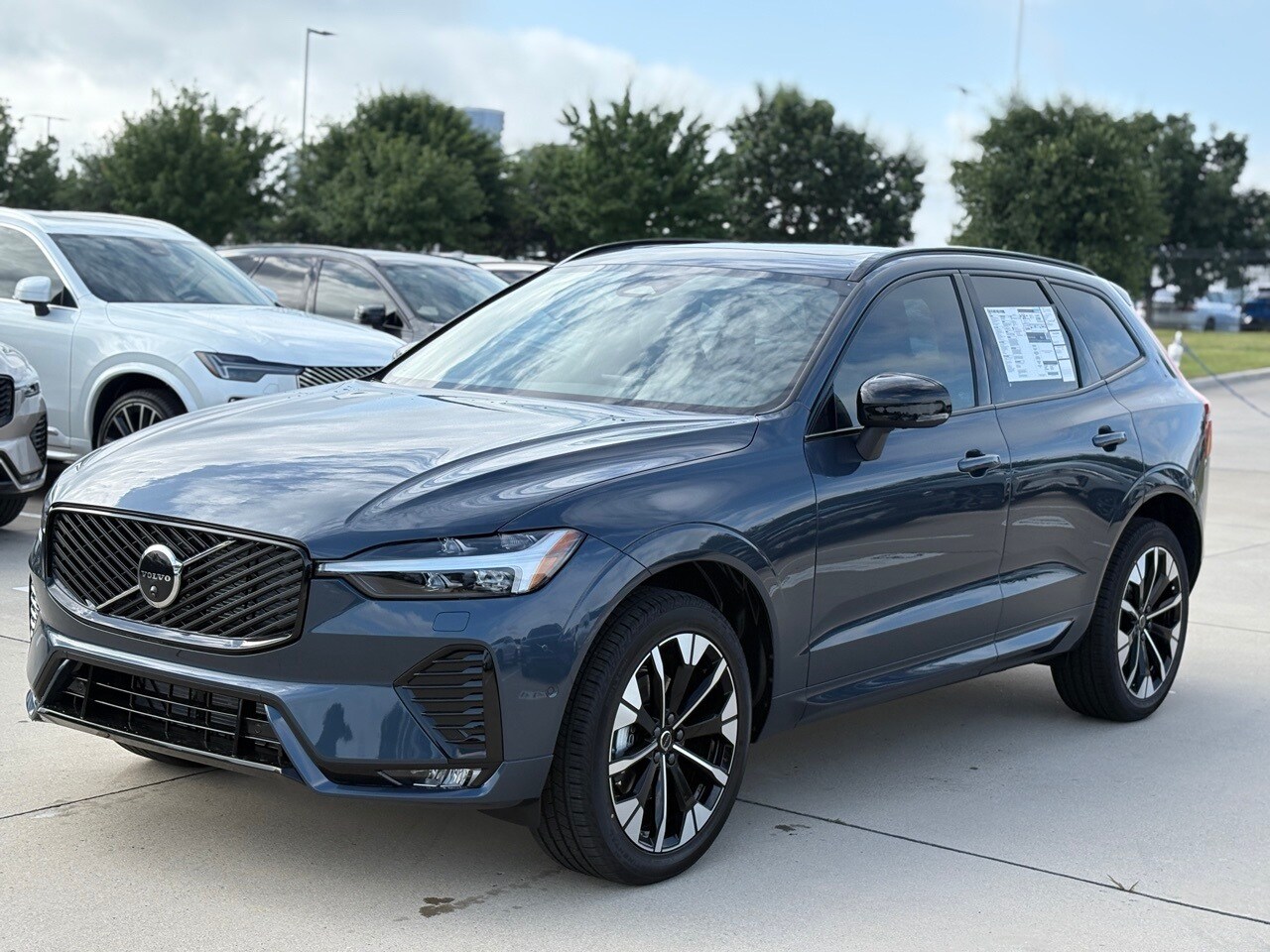 2026 Volvo XC60 B5 Plus photo 2