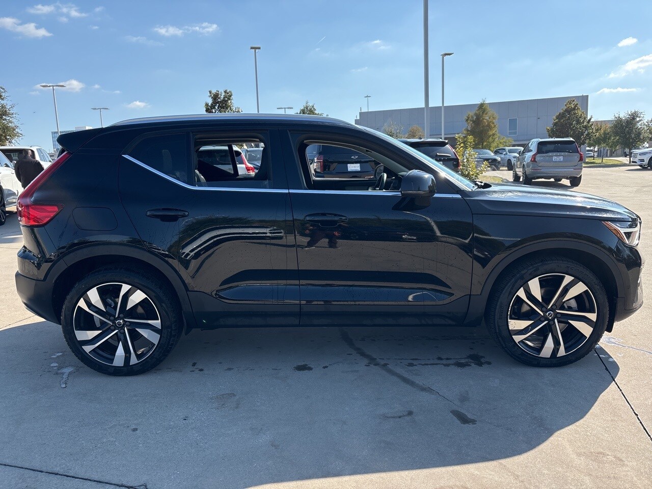 2025 Volvo XC40 Plus photo 3