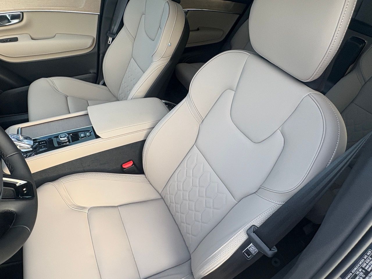 2026 Volvo XC90 Plus - Photo 18