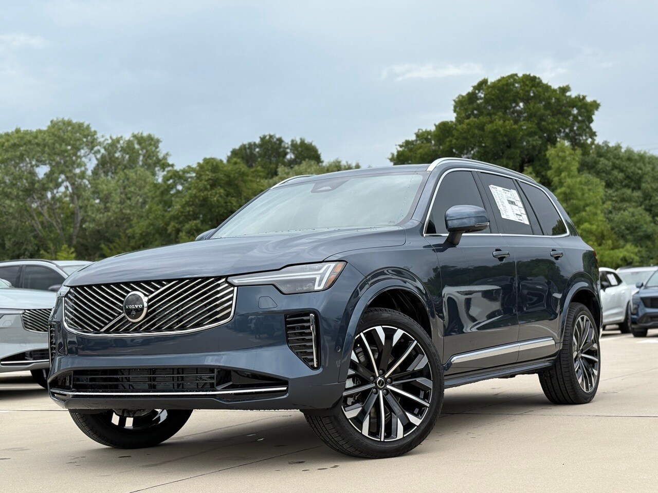 2026 Volvo XC90 B5 Plus photo 2
