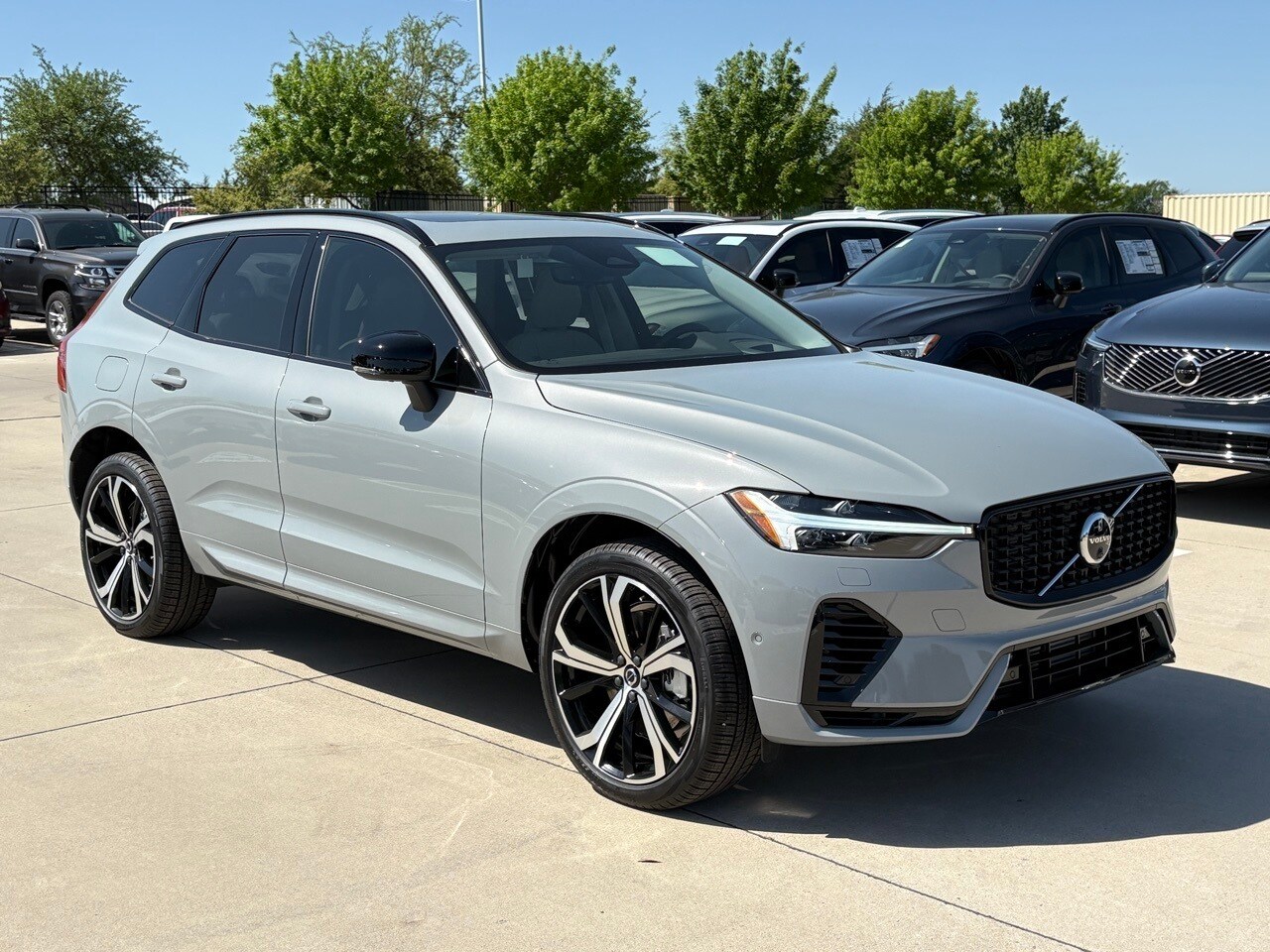 2025 Volvo XC60 Hybrid T8 photo 3