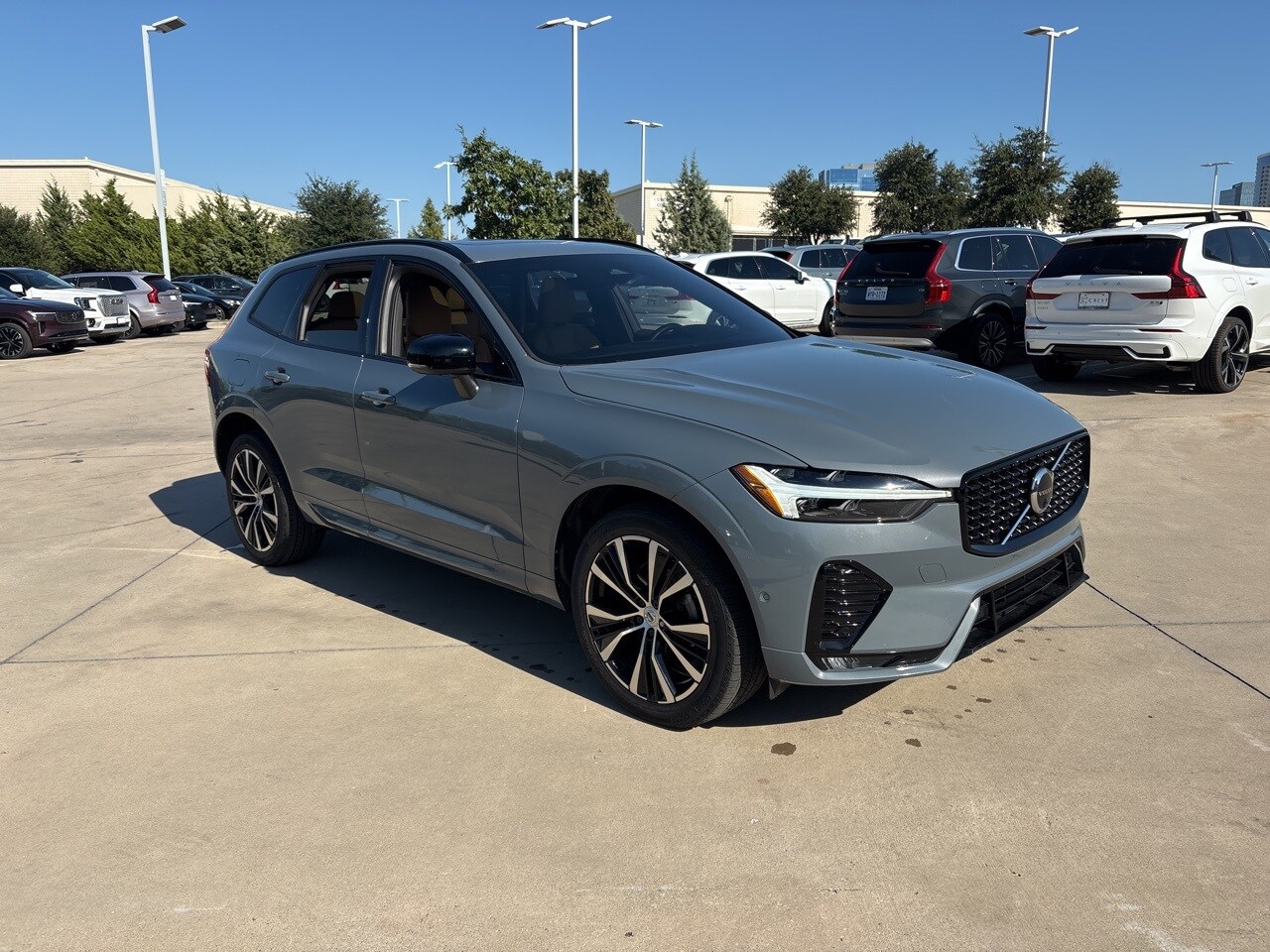 2023 Volvo XC60 B5 Ultimate photo 3