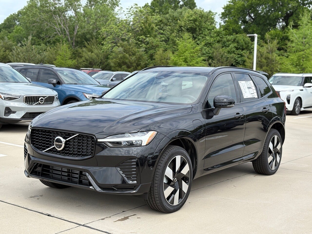 2025 Volvo XC60 Hybrid T8 Plus photo 2