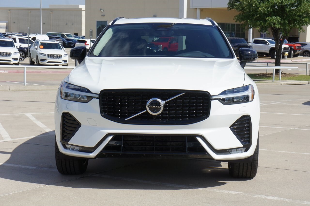 2025 Volvo XC60 B5 Plus photo 3
