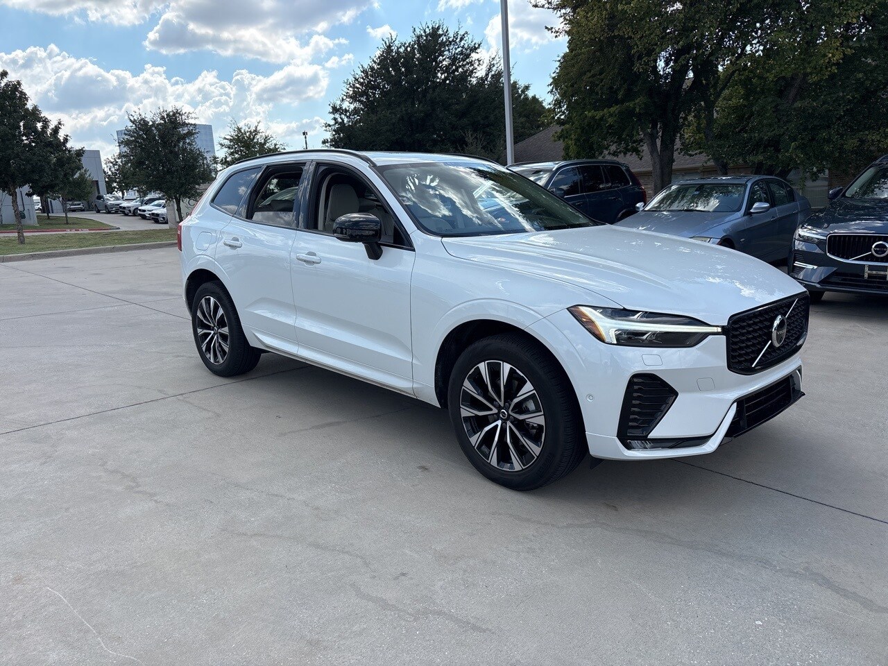 2023 Volvo XC60 B5 Plus photo 3